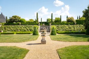 Manoir exceptionnel du XV et XVIeme avec jardins à la Française et vignoble Saumur AOC