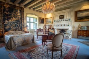 Manoir exceptionnel du XV et XVIeme avec jardins à la Française et vignoble Saumur AOC