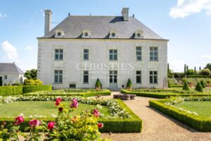 Manoir exceptionnel du XV et XVIeme avec jardins à la Française et vignoble Saumur AOC
