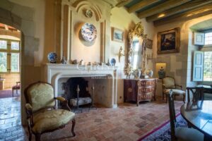 Manoir exceptionnel du XV et XVIeme avec jardins à la Française et vignoble Saumur AOC