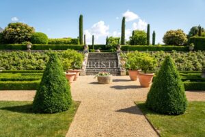 Manoir exceptionnel du XV et XVIeme avec jardins à la Française et vignoble Saumur AOC