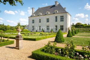 Manoir exceptionnel du XV et XVIeme avec jardins à la Française et vignoble Saumur AOC