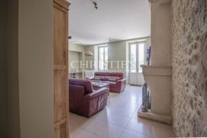 L'ancienne salle d'attente du docteur a été transformée en une maison élégante et accueillante