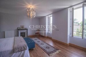 L'ancienne salle d'attente du docteur a été transformée en une maison élégante et accueillante