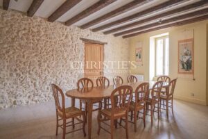 L'ancienne salle d'attente du docteur a été transformée en une maison élégante et accueillante