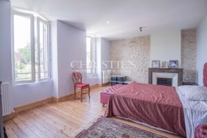 L'ancienne salle d'attente du docteur a été transformée en une maison élégante et accueillante