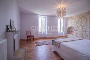 L'ancienne salle d'attente du docteur a été transformée en une maison élégante et accueillante