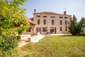 L'ancienne salle d'attente du docteur a été transformée en une maison élégante et accueillante