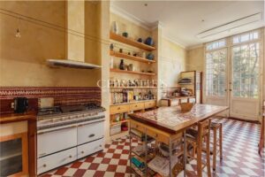 Bordeaux – Saint-Genès | Hôtel Particulier à Rénover avec Jardin de 550 m² et Piscine