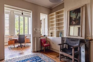 Bordeaux – Saint-Genès | Hôtel Particulier à Rénover avec Jardin de 550 m² et Piscine
