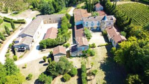 Character property to renovate - Vineyard - Outbuildings - Lovely park - Quiet and discreet