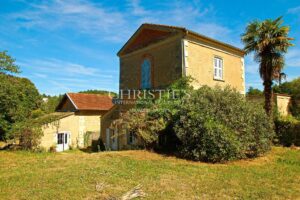 Character property to renovate - Vineyard - Outbuildings - Lovely park - Quiet and discreet