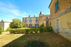 Character property to renovate - Vineyard - Outbuildings - Lovely park - Quiet and discreet