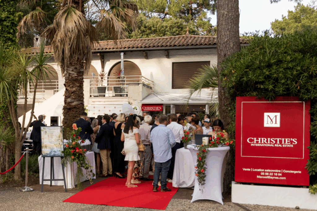 Entrée de l'agence du Pyla, avec Ferrari