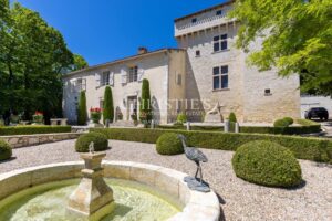 Château historique entièrement restauré datant de la fin du XIIIe siècle / début du XIVe siècle et du XVIIe siècle.
