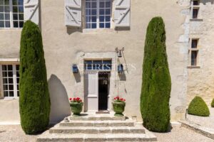 Château historique entièrement restauré datant de la fin du XIIIe siècle / début du XIVe siècle et du XVIIe siècle.