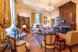 Château historique entièrement restauré datant de la fin du XIIIe siècle / début du XIVe siècle et du XVIIe siècle.