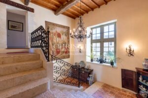 Château historique entièrement restauré datant de la fin du XIIIe siècle / début du XIVe siècle et du XVIIe siècle.