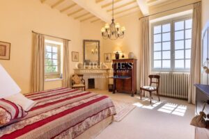 Château historique entièrement restauré datant de la fin du XIIIe siècle / début du XIVe siècle et du XVIIe siècle.