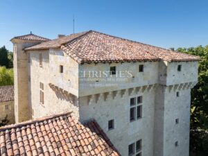 Château historique entièrement restauré datant de la fin du XIIIe siècle / début du XIVe siècle et du XVIIe siècle.