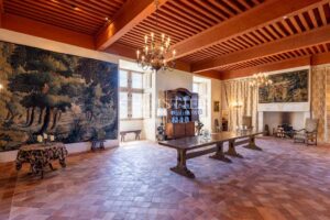 Château historique entièrement restauré datant de la fin du XIIIe siècle / début du XIVe siècle et du XVIIe siècle.