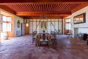 Château historique entièrement restauré datant de la fin du XIIIe siècle / début du XIVe siècle et du XVIIe siècle.