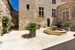 Château historique entièrement restauré datant de la fin du XIIIe siècle / début du XIVe siècle et du XVIIe siècle.