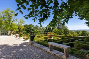 Château historique entièrement restauré datant de la fin du XIIIe siècle / début du XIVe siècle et du XVIIe siècle.