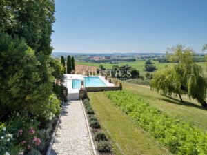 Château historique entièrement restauré datant de la fin du XIIIe siècle / début du XIVe siècle et du XVIIe siècle.