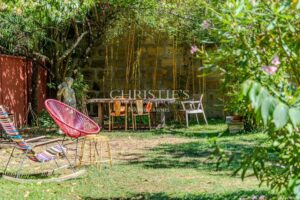 BORDEAUX – ELEGANT TOWNHOUSE WITH GARAGE AND SWIMMING POOL