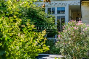 BORDEAUX – ELEGANT TOWNHOUSE WITH GARAGE AND SWIMMING POOL