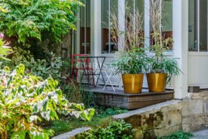 BORDEAUX – ELEGANT TOWNHOUSE WITH GARAGE AND SWIMMING POOL