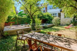 BORDEAUX – ELEGANT TOWNHOUSE WITH GARAGE AND SWIMMING POOL