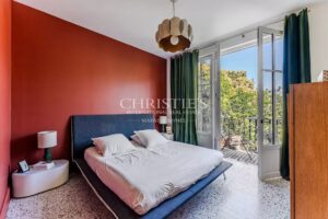 BORDEAUX – ELEGANT TOWNHOUSE WITH GARAGE AND SWIMMING POOL