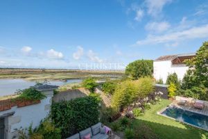 ILE DE RE- VILLA ET SON ANNEXE AVEC VUE PANORAMIQUE SUR LES MARAIS