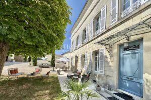 Élégant Manoir du XIXe Siècle alliant Charme Historique et Confort Moderne à proximité de Saint-Jean-d’Angély