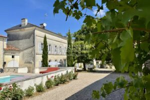 Élégant Manoir du XIXe Siècle alliant Charme Historique et Confort Moderne à proximité de Saint-Jean-d’Angély