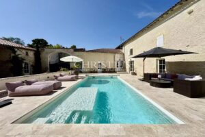 Élégant Manoir du XIXe Siècle alliant Charme Historique et Confort Moderne à proximité de Saint-Jean-d’Angély