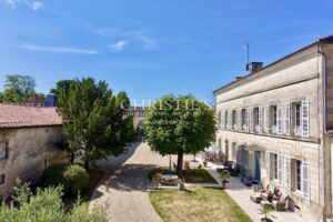 Élégant Manoir du XIXe Siècle alliant Charme Historique et Confort Moderne à proximité de Saint-Jean-d’Angély