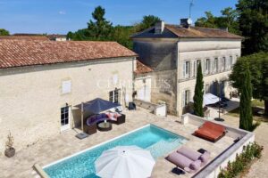 Élégant Manoir du XIXe Siècle alliant Charme Historique et Confort Moderne à proximité de Saint-Jean-d’Angély