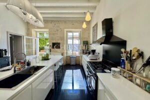 Élégant Manoir du XIXe Siècle alliant Charme Historique et Confort Moderne à proximité de Saint-Jean-d’Angély