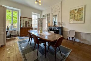 Élégant Manoir du XIXe Siècle alliant Charme Historique et Confort Moderne à proximité de Saint-Jean-d’Angély