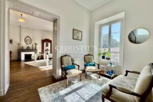 Élégant Manoir du XIXe Siècle alliant Charme Historique et Confort Moderne à proximité de Saint-Jean-d’Angély