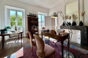 Élégant Manoir du XIXe Siècle alliant Charme Historique et Confort Moderne à proximité de Saint-Jean-d’Angély