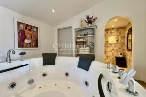 Élégant Manoir du XIXe Siècle alliant Charme Historique et Confort Moderne à proximité de Saint-Jean-d’Angély