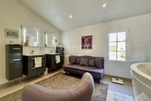 Élégant Manoir du XIXe Siècle alliant Charme Historique et Confort Moderne à proximité de Saint-Jean-d’Angély