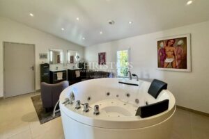 Élégant Manoir du XIXe Siècle alliant Charme Historique et Confort Moderne à proximité de Saint-Jean-d’Angély