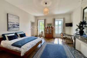 Élégant Manoir du XIXe Siècle alliant Charme Historique et Confort Moderne à proximité de Saint-Jean-d’Angély