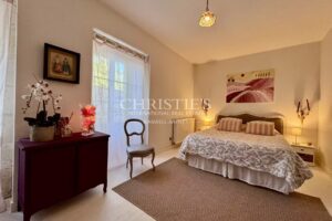 Élégant Manoir du XIXe Siècle alliant Charme Historique et Confort Moderne à proximité de Saint-Jean-d’Angély