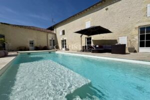 Élégant Manoir du XIXe Siècle alliant Charme Historique et Confort Moderne à proximité de Saint-Jean-d’Angély